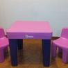 mesa con sillas rosas